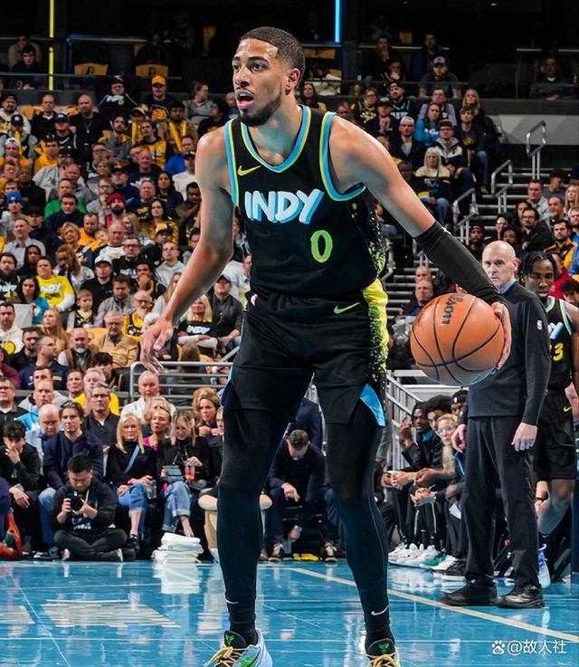 今晚体能课后，拜仁慕尼黑临场应变备战NBA季后赛，赛场秩序良好，身体对抗强度拉满