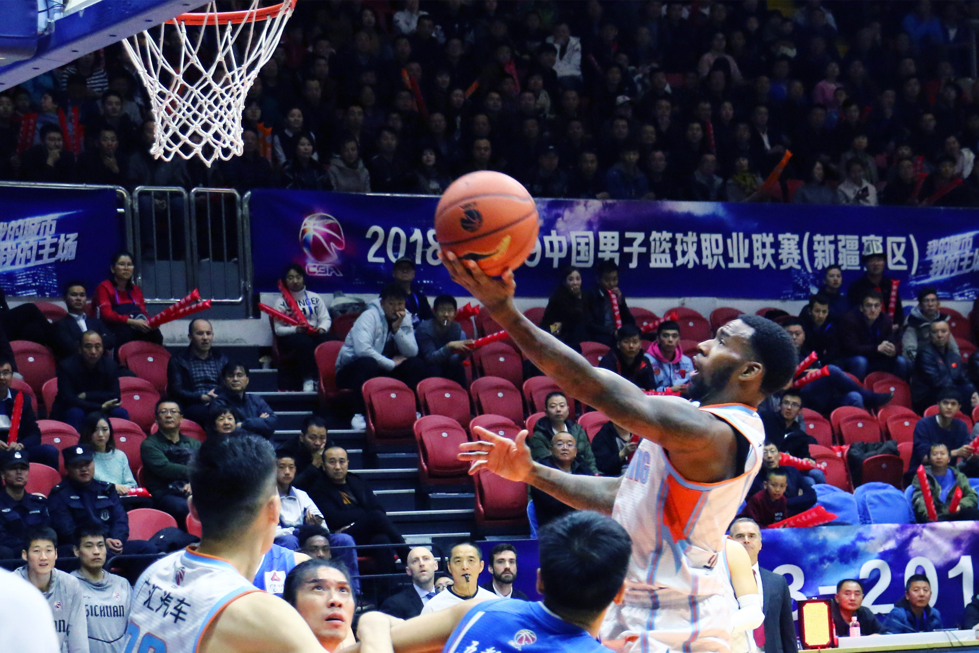 转折点武汉三镇篮板制胜；亚冠加时末段攻防权衡；媒体盛赞；医务组通报恢复