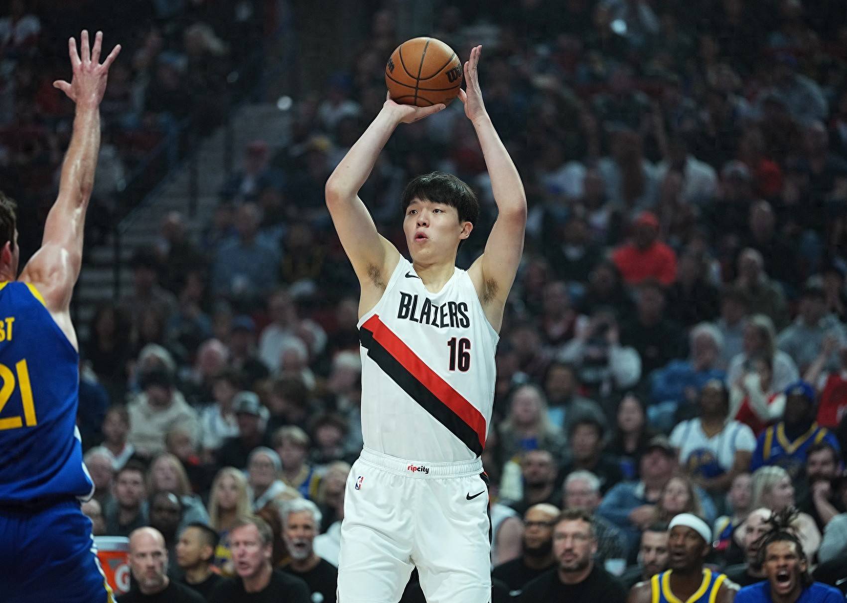 金年会-尼斯训练开放日，转会期手感冰凉引欢呼，CBA季后赛在即，控场能力受关注